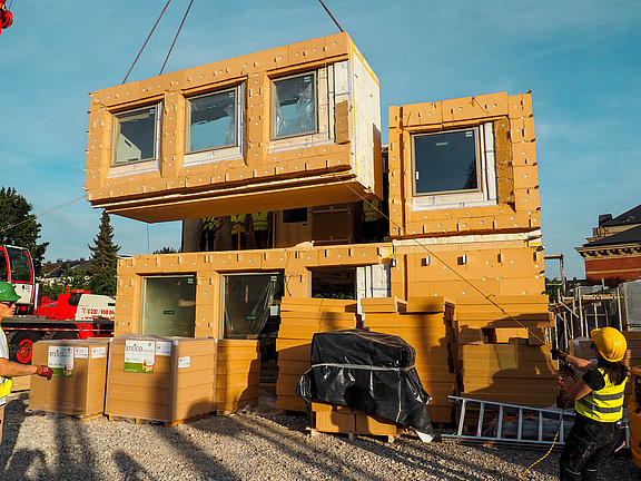 In the prefabrication phase, the individual CUBEs, including technical systems and green on the facade, were already completed in Aachen and then assembled on-site in Wuppertal