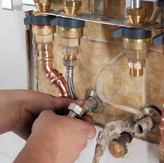 Abb. 2: © Oventrop Die abgehenden Rohrleitungen für die Wohnung sind unten angeordnet, was die Montage deutlich erleichtert.