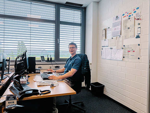 Oliver Potthoff ist Student der Energietechnik im vierten  Semester. Nach der Ausbil-dung bei den Stadtnetzen Münster konnte er das Unternehmen vom dualen Studium an der FH Münster überzeugen. (Foto: © FH Münster/Oliver Potthoff)	