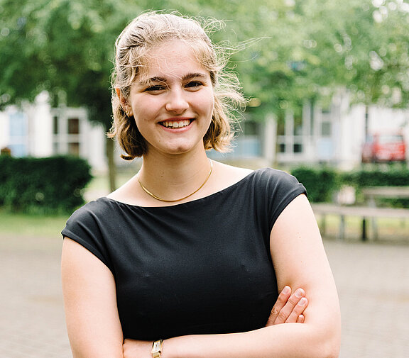  Karina Wunsch studiert im vierten Semester Gebäudetechnik dual. Nach dem Abitur bewarb sie sich bei Vaillant für das duale Studium und arbeitet dort in der vorlesungsfreien Zeit. (Foto: © FH Münster/Maxi Krähling)