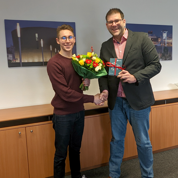 Gewinnübergabe an Nils Kersten von der FC Gruppe  