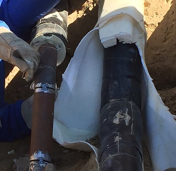 Figure 5: KMR single conduits Use of fitting pieces with a total of 2 x 4 weld seams to bridge a vertical offset (source: REHAU)