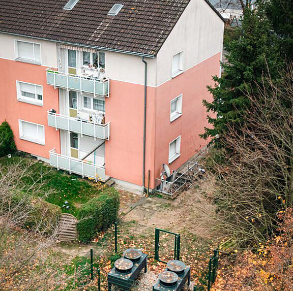 Abb. 1: © Oventrop Mehrfamilienhaus | Stromstraße | Moers Im bewohnten Zustand wurden die alten Gasthermen durch eine zentrale Heizungsanlage mit Wärmepumpen getauscht.